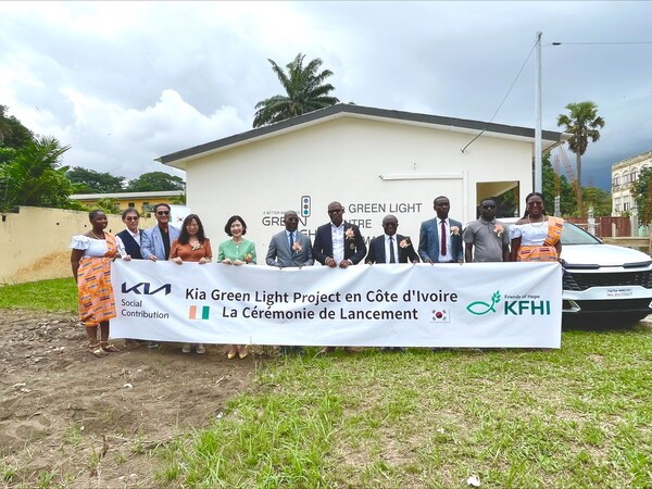 (왼쪽 두 번째부터) 박광우 기아대책 코트디부아르 컨트리 디렉터, 문경주 코트디부아르 한인회 회장, 전수진 주 코트디부아르 대한민국 대사관 영사, 이은주 기아 지속가능경영 팀장, 브로바 비 다니엘 벤제르빌 부시장, 무싸 댜라수바 여성가족아동부 장관 비서실장, 레그레 마르셀 벤제르빌 오르뺄리나 학교장, 쟈 응고라 파트리스 베띠에 시장 대리인, 베씨에 바들레 보드리 베띠에 지역구 국회의원 대리인 등이 기념 촬영을 하고 있다./사진=기아