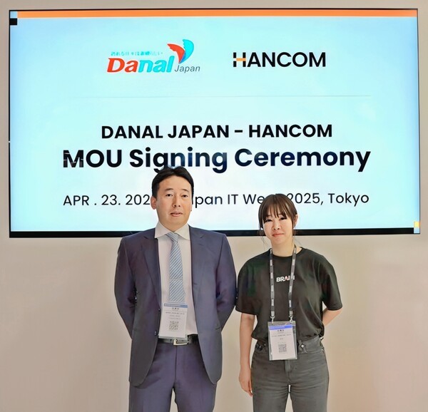 한컴 김연수 대표(오른쪽)와 다날재팬 오오무라 리이치 대표가 기념 사진을 촬영하고 있다.