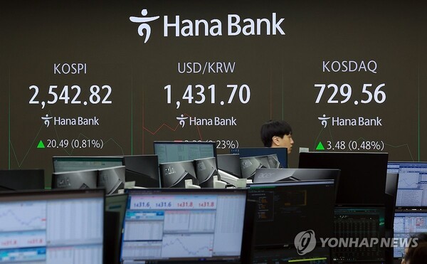 25일 서울 중구 하나은행 본점 딜링룸에서 딜러들이 업무를 보고 있다. / 사진=연합뉴스