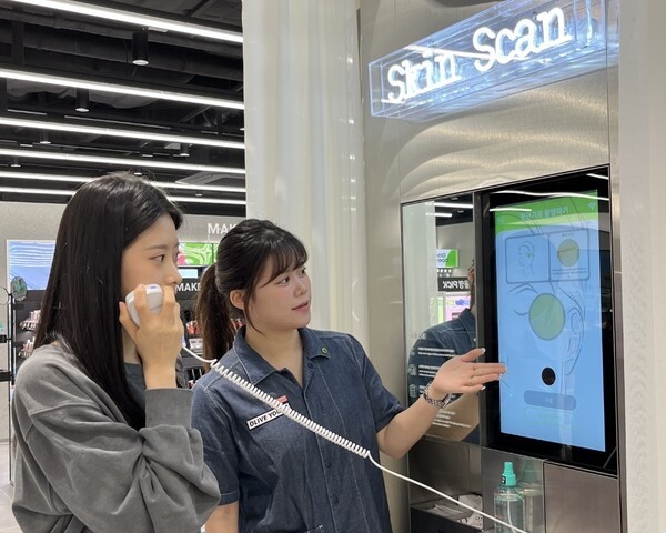  올리브영 합정메세나폴리스점에 도입된 '스킨스캔' 기기에서 피부 측정을 하고 있는 모습. / 사진=CJ올리브영