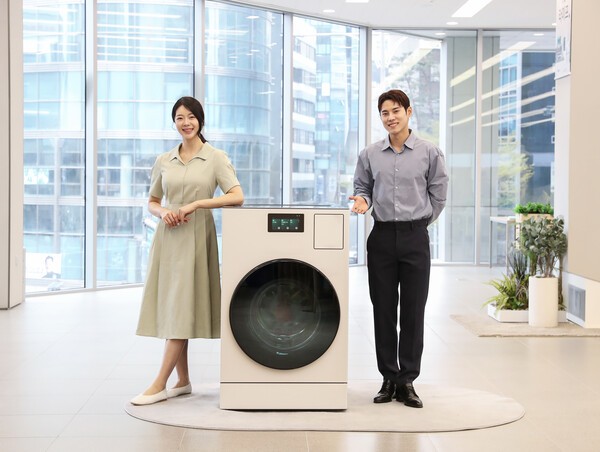 삼성전자 모델이 2025년형 올인원 세탁건조기 ‘비스포크 AI 콤보’를 소개하는 모습 / 사진=삼성전자
