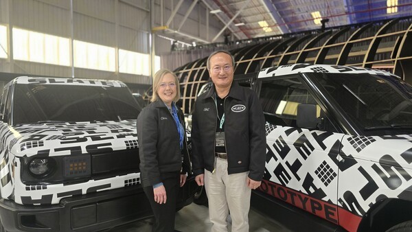 이석희 SK온 대표이사 사장(우측)과 크리스 바먼(Chris Barman) 슬레이트 최고경영책임자가 24일(현지시간) 미국 캘리포니아주 롱비치에서 열린 슬레이트 신차 공개 행사 중 기념 촬영을 하고 있다./사진=SK온