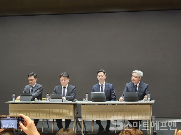 왼쪽부터 이종훈 SK텔레콤 인프라전략 본부장, 홍승태 고객가치혁신실장, 배병찬 MNO 본부장, 윤재호 마케팅전략본부장이 기자들의 질의에 답하고 있다. /사진=양대규 기자