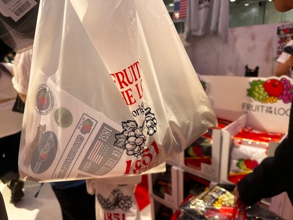 제품을 구매하면 마치 과일가게에서 과일을 구매한 것 처럼 봉투에 담아준다. / 사진=홍선혜 기자