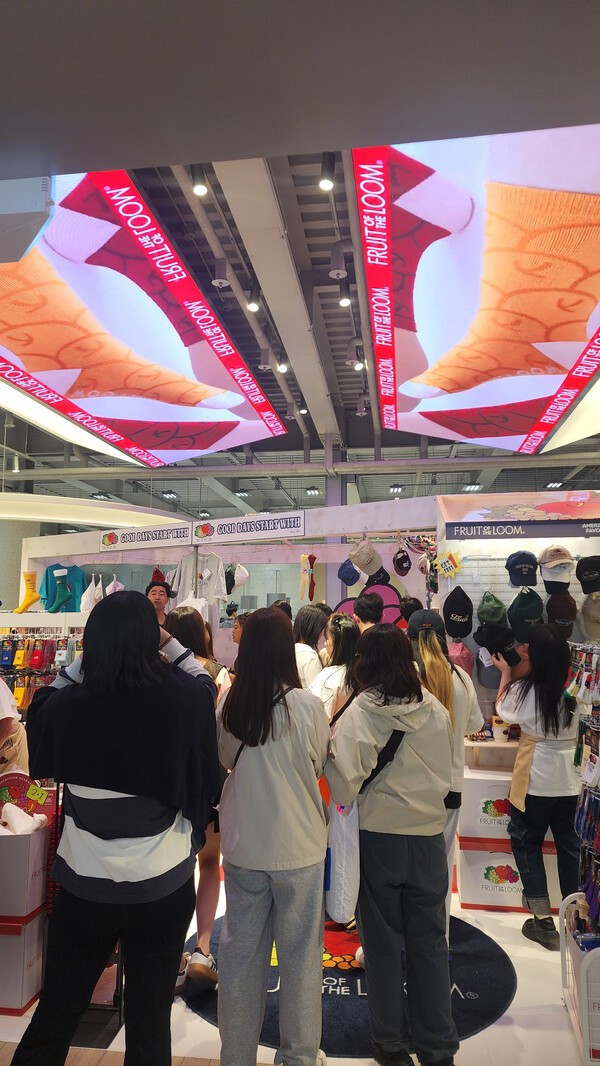 오픈 첫 날 많은 사람들이 팝업스토어에 방문했다. / 사진=홍선혜 기자