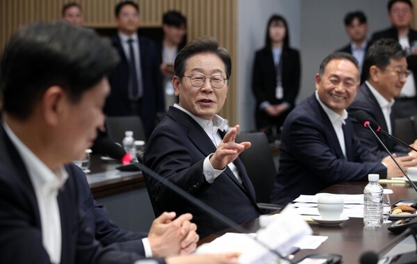 더불어민주당 이재명 대선 후보가 28일 경기도 이천시 SK하이닉스 이천캠퍼스에서 열린 AI 메모리반도체 기업간담회에서 대화를 하고 있다. / 사진=국회사진기자단 