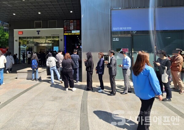 유심 교체를 위해 T월드 PS&M 광화문점 몰려든 SK텔레콤 고객들. / 사진=양대규 기자