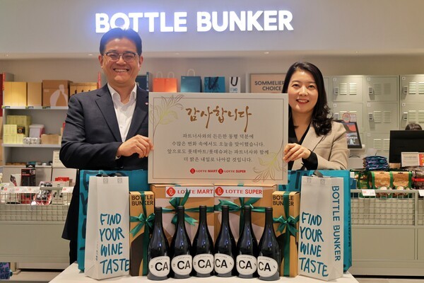 29일 보틀벙커 잠실점에서 진주태 롯데마트·슈퍼 준법지원부문장(왼쪽)과 김혜영 롯데마트·슈퍼 ESG팀장이 우수 거래 중소기업 감사 선물 증정식을 진행하고 있다. /사진=롯데마트·슈퍼