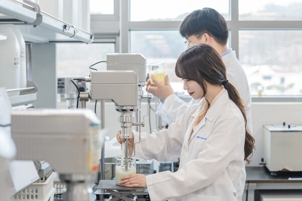 한국콜마 연구원들이 역노화 화장품 연구를 진행하고 있다. / 사진=한국콜마