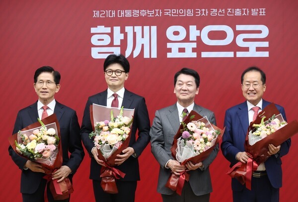 29일 서울 여의도 국민의힘 당사에서 열린 제21대 대통령 후보자 국민의힘 3차 경선 진출자 발표 행사에서 결과발표 후 김문수(왼쪽부터), 한동훈, 안철수, 홍준표 후보가 기념촬영 하고 있다. / 사진=국회사진기자단