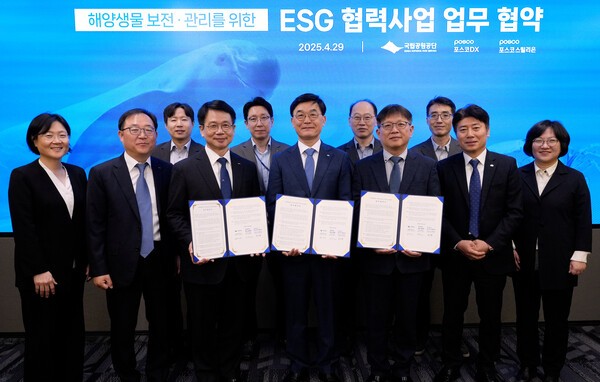 포스코DX와 국립공원공단(이사장 주대영), 포스코스틸리온(대표 천시열)은 해양생물 찻길 사고 예방을 위한 ESG 업무협약을 29일, 판교사무소에서 체결했다. (앞줄 왼쪽 세 번째부터 심민석 포스코DX 사장, 주대영 국립공원공단 이사장, 윤석철 포스코스틸리온 컬러마케팅실장) /사진=포스코