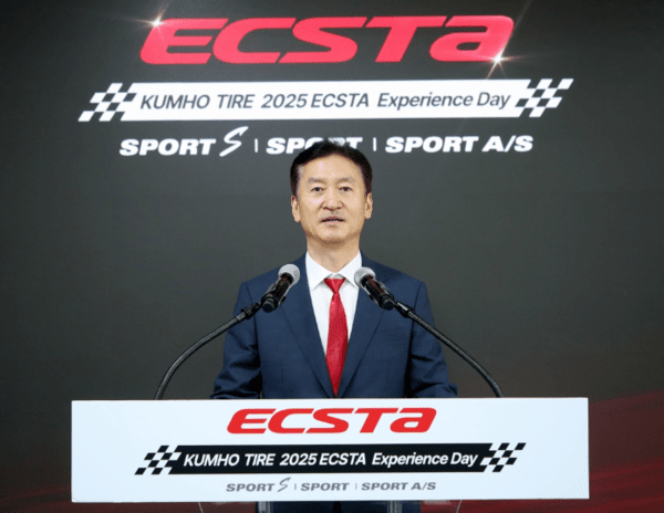 정일택 금호타이어 대표가 지난 15일 경기 용인 AMG 스피드웨이에서 열린 엑스타 익스피리언스 데이에서 환영사를 하고 있다./사진=금호타이어