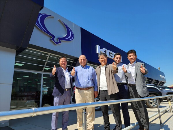 지난해 8월 튀르키예 대리점 간담회에서 KGM 곽재선 회장과 관계자들이 기념촬영을 하고 있다. 