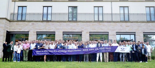 KGM 유럽 판매법인 출범 및 독일 딜러 컨퍼런스 행사 후 기념 촬영. 