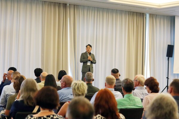 곽재선 회장이 유럽 판매법인 출범 및 독일 딜러 컨퍼런스에서 연설을 하고 있다. 