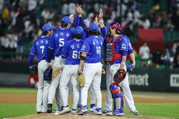 29일 SSG를 꺾고 기뻐하는 삼성 선수단. / 사진=삼성 라이온즈