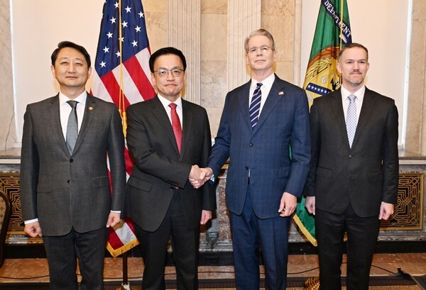 최상목 부총리 겸 기획재정부 장관이 안덕근 산업통상자원부 장관과 함께 24일(현지시간) 미국 워싱턴 DC 재무부에서 열린 '한-미 2+2 통상협의'에서 기념 촬영하고 있다. (왼쪽부터) 안 산업부 장관, 최 부총리, 스콧 베센트 미 재무장관, 제이미슨 그리어 미국무역대표부(USTR) 대표.  / 사진=기획재정부