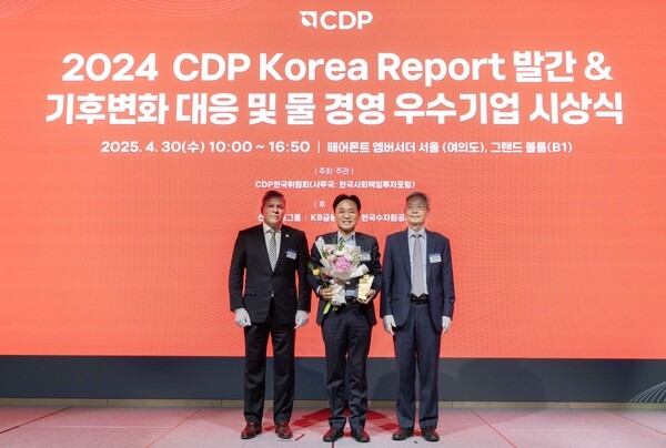 '2024 CDP Korea Awards' 시상식에 참석한 현대제철 탄소중립추진실장 윤호준 상무가 기념 촬영을 하고 있다. /사진=현대제철