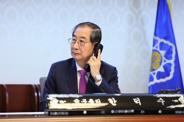 한덕수 대통령 권한대행 국무총리가 8일 정부서울청사 집무실에서 도널드 트럼프 미국 대통령과 전화 통화를 하고 있다. / 사진=국무총리실