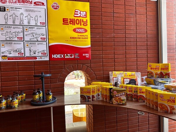 2층 ‘큐브(cube)’는 전시와 협업 브랜드 팝업을 여는 공간으로 오뚜기의 가치관, 식품 철학, 지속 가능한 농업, 공정 무역 같은 사회적 메시지를 담은 콘텐츠들을 시즌마다 새롭게 선보인다. / 사진=홍선혜 기자