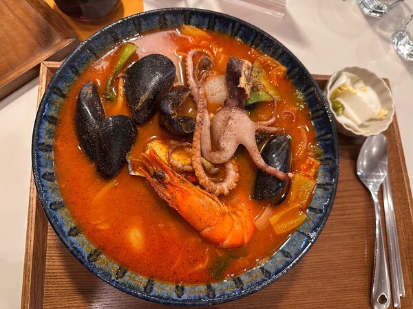 1층 ‘케이브’에서 4월 한정 블랙데이 이벤트 메뉴 해물폭탄 진짬뽕. / 사진=홍선혜 기자