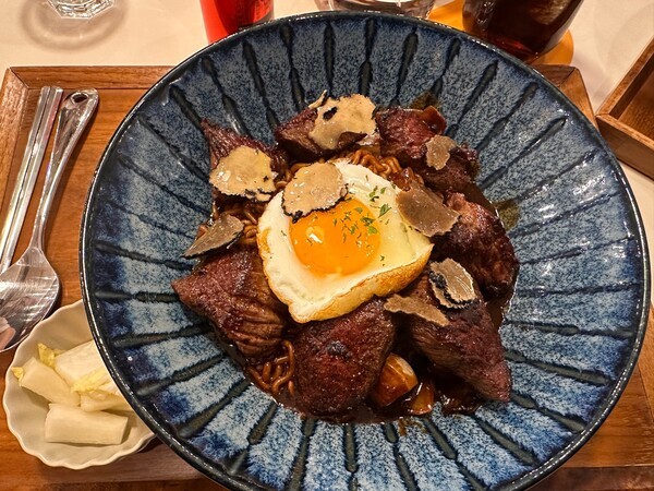 1층 ‘케이브’에서 4월 한정 블랙데이 이벤트 메뉴 리얼 트러플 스테이크 짜슐랭. / 사진=홍선혜 기자