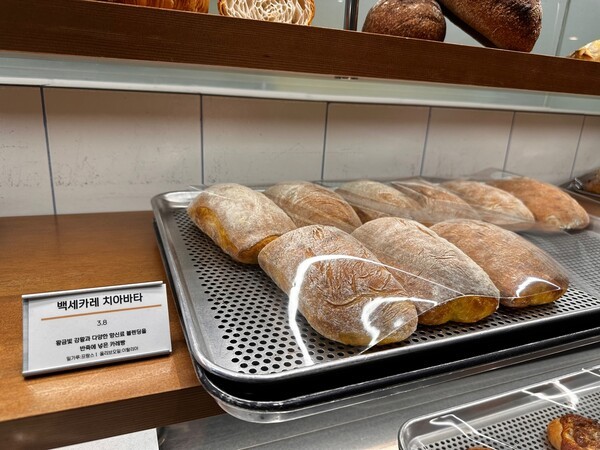 오뚜기 식재료를 활용한 베이커리와 디저트를 제공하는 카페 ‘르밀(le mille)’에서 백세카레 치아바타를 판매하고 있다. / 사진=홍선혜 기자