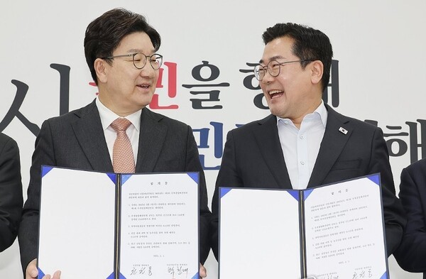 1일 서울 여의도 국회에서 더불어민주당 박찬대 당대표 직무대행 겸 원내대표(오른쪽)와 국민의힘 권성동 원내대표가 추경안 합의문에 서명한 뒤 미소짓고 있다. / 사진=연합뉴스