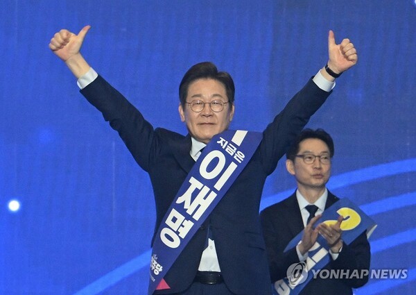 이재명 전 더불어민주당 대표가 지난 지난 달 27일 89.77%의 역대 최고득표율로 민주당 대선 후보로 확정된 후 양손을 번쩍 들어 환호하고 있다./사진=연합뉴스