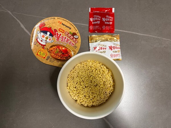 푸팟퐁커리 불닭볶음면 큰컵 개봉 후 모습. / 사진=홍선혜 기자