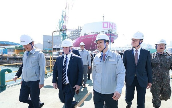 존 펠란 신임 미 해군성 장관이 지난달 30일 HD현대중공업 울산 본사를 방문해 HD현대 정기선 수석부회장과 함께 특수선 야드를 둘러보며 건조 중인 함정들을 살펴보고 있다. / 사진=HD현대중공업