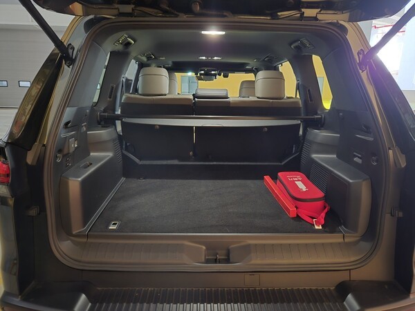 렉서스 LX700h 트렁크. 차량 크기만큼 압도적인 용량이 돋보인다. /사진=김동하 기자