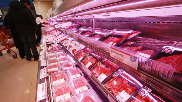 롯데마트 서울역점에서 소고기 상품을 둘러보는 모습./사진=연합뉴스