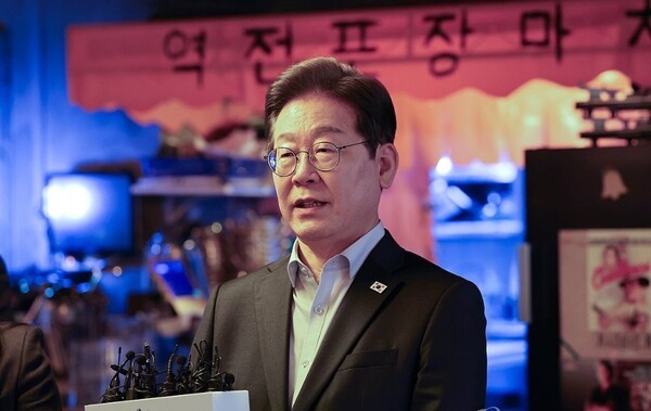 더불어민주당 이재명 대선 후보가 1일 서울 종로구의 한 포차 식당에서 비(非)전형 노동자들과의 간담회를 마친 뒤 대법원의 공직선거법 위반 관련 파기환송 선고에 대한 입장을 밝히고 있다.  / 사진=연합뉴스