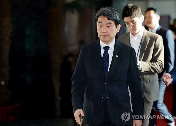 이주호 대통령 권한대행 부총리 겸 교육부 장관이 2일 정부서울청사로 출근하고 있다. /사진=연합뉴스