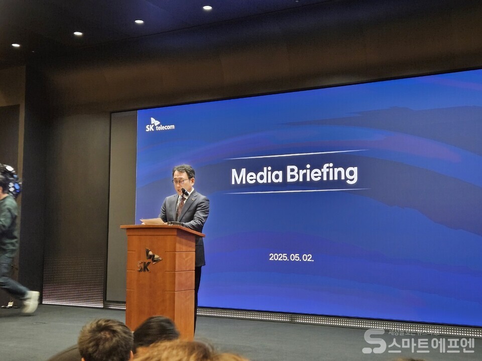 유영상 SK텔레콤 대표가 2일 서울 을지로 SKT타워에서 고객정보 유출과 관련된 브리핑을 하고 있다. / 사진=양대규 기자