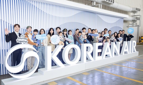 2일 패밀리데이 행사에 참여한 대한항공과 아시아나항공의 임직원들이 기념촬영을 하고있다./사진=대한항공