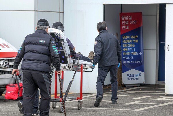 서울 종로구 서울대병원에서 한 환자가 응급실로 이동하고 있다. /사진=연합