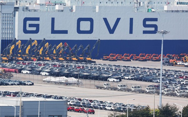 평택항에 수출용 자동차가 세워져 있는 모습 /사진=연합