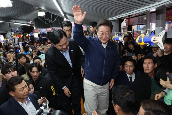 이재명 후보가 2일 강원도 고성군 거진 전통시장을 방문했다. /사진=연합