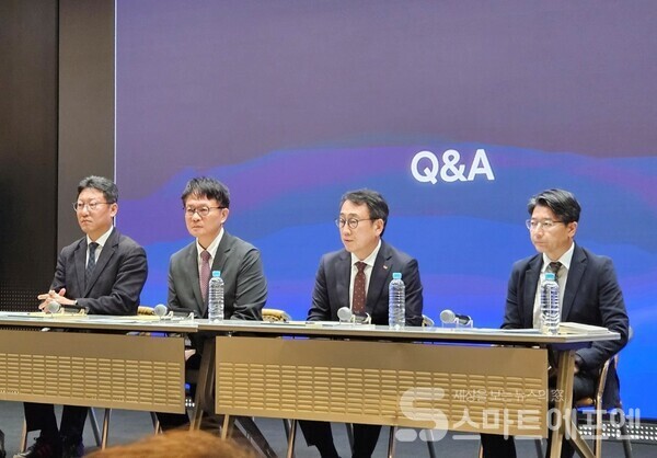 (왼쪽부터) 김희섭 SK텔레콤 PR센터장, 류정환 네트워크인프라센터장, 유영상 SK텔레콤 대표이사, 임봉호 MNO  사업부장이 2일 서울 을지로 SKT타워에서 진행된 설명회 Q&A 시간에 참석해 기자들의 질문에 답을 하고 있다. / 사진=양대규 기자
