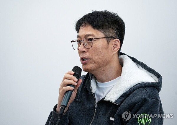  김석환 위믹스 재단 대표가 3일 경기 성남시 테크1타워에서 긴급 기자 간담회를 열고 취재진에 대응 경과와 향후 계획을 설명하고 있다. / 사진=연합뉴스