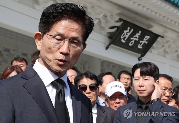 국민의힘 김문수 대선 후보가 4일 서울 동작구 국립서울현충원을 찾아 현충탑에 참배를 마친 뒤 취재진에 발언하고 있다. /사진=연합뉴스
