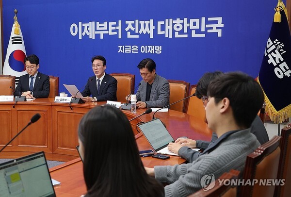 김민석 더불어민주당  상임공동선거대책위원장이 4일 국회에서 열린 기자간담회에서 발언하고 있다. /사진=연합뉴스