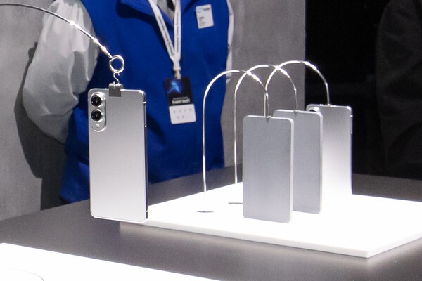 '갤럭시 언팩 2025'에서 공개된 '갤럭시 S25 엣지'의 후면 디자인.                /사진=삼성전자