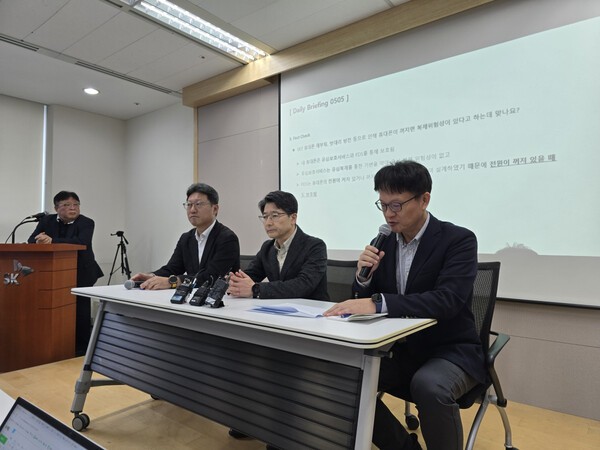 SKT 관계자들이 5일 서울 중구 삼화빌딩에서 서버 해킹 사태 수습 관련 일일 브리핑을 하고 있다. /사진=연합뉴스