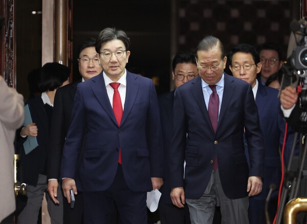 국민의힘 권영세 비상대책위원장과 권성동 원내대표가 5일 서울 여의도 국회에서 열린 의원총회에 참석하고 있다. /사진=연합뉴스