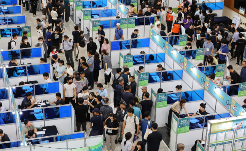 지난달 27일 오후 인천 남동구 인천시청에서 열린 인천 뿌리기업 채용박람회에서 구직자들이 채용 상담을 하고 있다./사진=연합뉴스