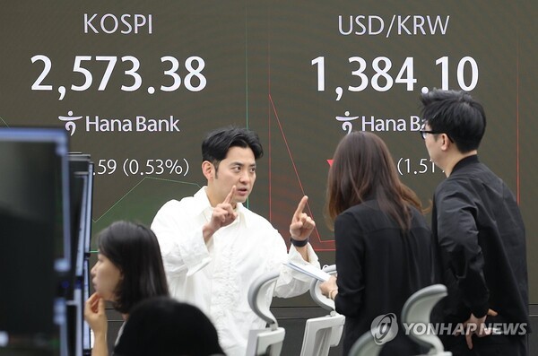 7일 오전 서울 중구 하나은행 딜링룸 현황판에 코스피 지수, 원/달러 환율 등이 표시되고 있다. /사진=연합뉴스