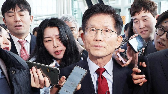 김문수 국민의힘  대선 후보가 지난 6일 아시아태평양경제협력체(APEC) 회의장인 경북 경주시 경주화백컨벤션센터에서 후보 일정을 중단하고 서울로 올라가 현안 문제에 대한 대책을 마련하겠다고 밝힌 뒤 회의장을 떠나고 있다. /사진=연합뉴스